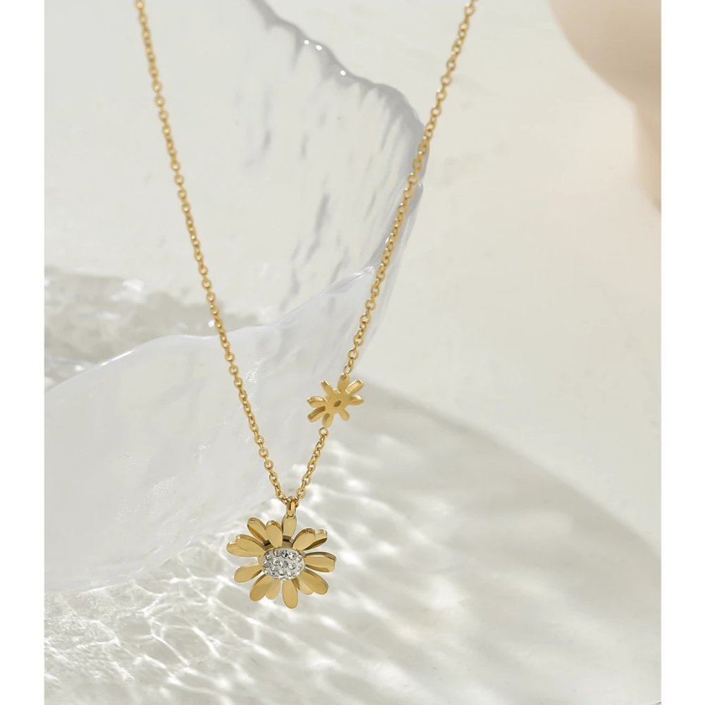 NEW 18K Gold Plated Diamond Daisy Flower Necklace - Picture 4 of 6